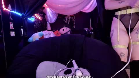 Giggles online show from October 1, 8:25 pm