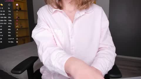 gigihadd online show from April 3, 4:49 pm