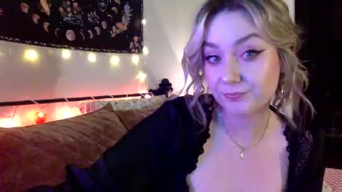 Snapshot of givemesweetdreams chatting on September 11, 12:44 am givemesweetdreams online show from September 11, 12:44 am