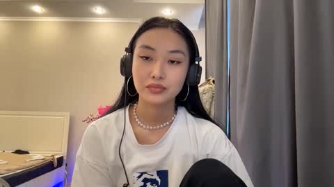 Mia online show from March 15, 11:23 am