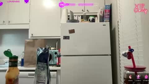 Lily Bee online show from April 18, 3:42 am