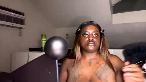 Snapshot of goddessmonni chatting on October 23, 2:50 am MonniDoll online show from October 23, 2:50 am