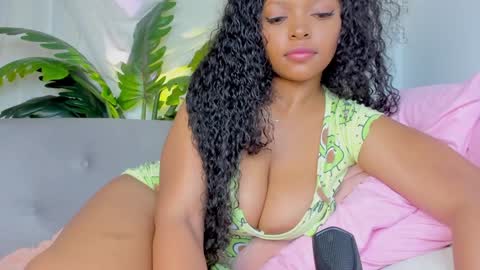 Snapshot of goofyshygirl1 chatting on December 29, 4:59 am Dominique online show from December 29, 4:59 am