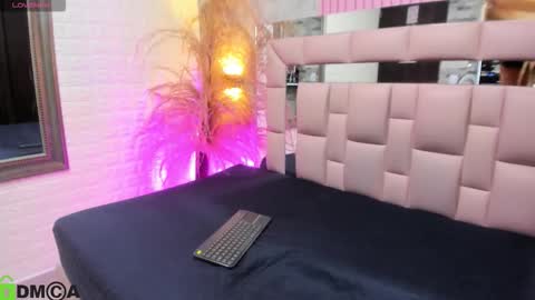    online show from December 3, 9:39 pm