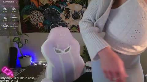 Snapshot of gunzinrose chatting on December 19, 8:44 pm Kylie online show from December 19, 8:44 pm