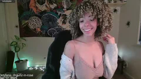 Snapshot of gunzinrose chatting on December 13, 3:32 pm Kylie online show from December 13, 3:32 pm