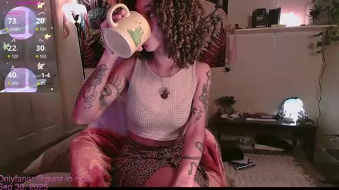 Snapshot of gunzinrose chatting on September 30, 3:17 pm Kylie online show from September 30, 3:17 pm