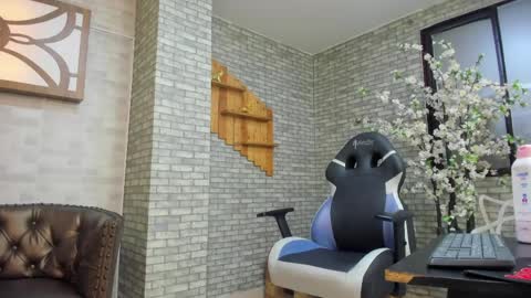 Hannna online show from April 8, 1:13 pm