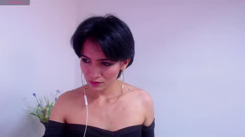Snapshot of hanna_chloe chatting on February 9, 5:01 pm Sara online show from February 9, 5:01 pm