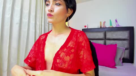 Snapshot of hanna_chloe chatting on December 12, 9:37 pm Sara online show from December 12, 9:37 pm