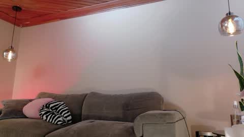 Hannah  online show from April 5, 3:16 am