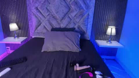 hannyk_ online show from February 13, 1:24 pm