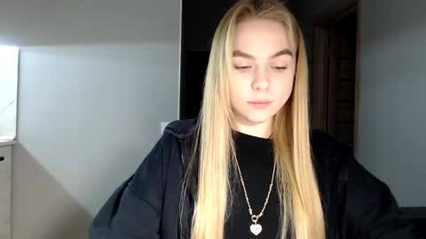 happy_fox_ online show from December 5, 11:07 pm