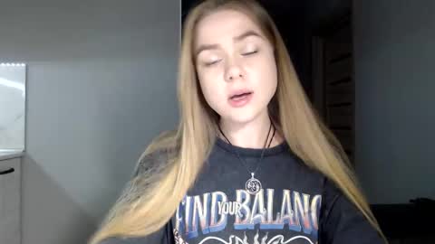 happy_fox_ online show from April 15, 10:10 pm