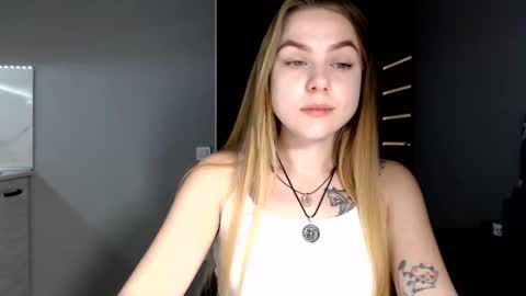 happy_fox_ online show from March 19, 8:35 pm