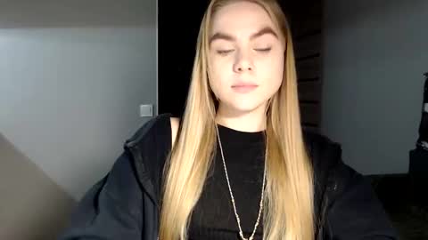 happy_fox_ online show from February 6, 11:04 pm