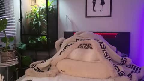 Hazeleo online show from January 5, 11:30 pm