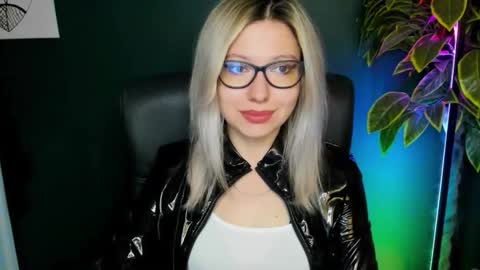 Snapshot of heidi_pleasure chatting on September 18, 4:33 am Heidi online show from September 18, 4:33 am