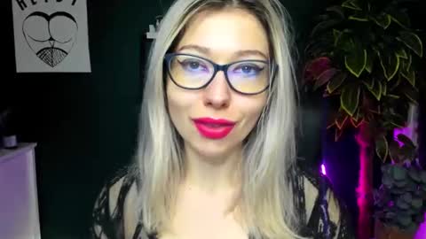 Snapshot of heidi_pleasure chatting on December 18, 7:58 am Heidi online show from December 18, 7:58 am