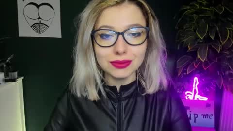 Snapshot of heidi_pleasure chatting on January 23, 5:35 am Heidi online show from January 23, 5:35 am