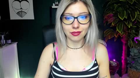 Snapshot of heidi_pleasure chatting on December 19, 7:40 am Heidi online show from December 19, 7:40 am