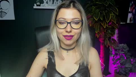 Snapshot of heidi_pleasure chatting on December 2, 8:48 am Heidi online show from December 2, 8:48 am