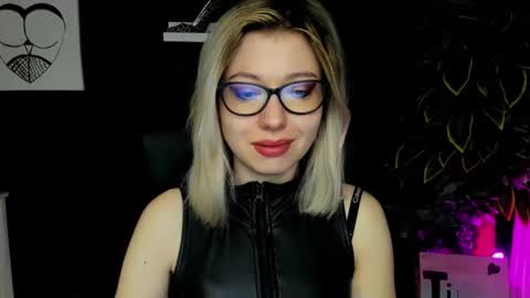 Snapshot of heidi_pleasure chatting on February 18, 5:42 am Heidi online show from February 18, 5:42 am