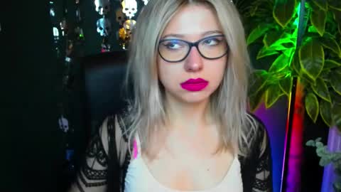 Snapshot of heidi_pleasure chatting on October 15, 4:37 am Heidi online show from October 15, 4:37 am