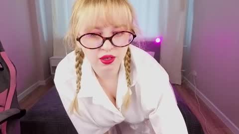 Helen Carson online show from May 25, 12:09 am