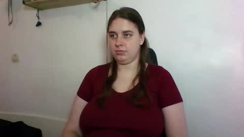 Snapshot of hess_luna_ chatting on October 13, 9:12 am hess_luna_ online show from October 13, 9:12 am