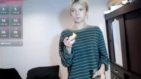 Snapshot of hi_scarlett chatting on December 23, 9:49 am hi_scarlett online show from December 23, 9:49 am