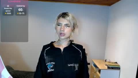 Snapshot of hi_scarlett chatting on February 3, 12:14 pm hi_scarlett online show from February 3, 12:14 pm
