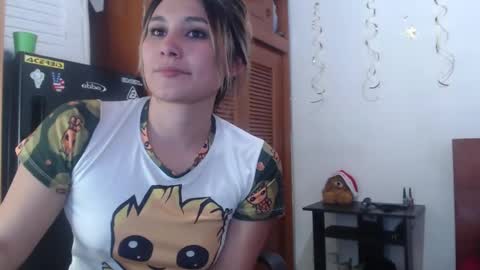 Snapshot of hilari18 chatting on December 5, 5:17 pm hilaril18 online show from December 5, 5:17 pm
