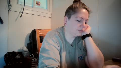 Snapshot of hippihope420 chatting on October 21, 12:20 pm Bella online show from October 21, 12:20 pm