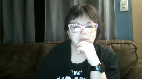 Snapshot of hippihope420 chatting on February 12, 4:33 am Bella online show from February 12, 4:33 am