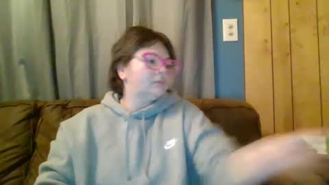 Snapshot of hippihope420 chatting on February 13, 4:11 am Bella online show from February 13, 4:11 am