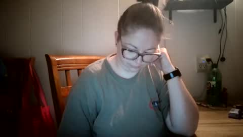 Snapshot of hippihope420 chatting on October 22, 12:43 pm Bella online show from October 22, 12:43 pm