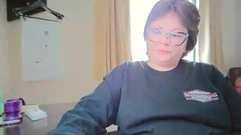 Snapshot of hippihope420 chatting on March 5, 4:02 pm Bella online show from March 5, 4:02 pm