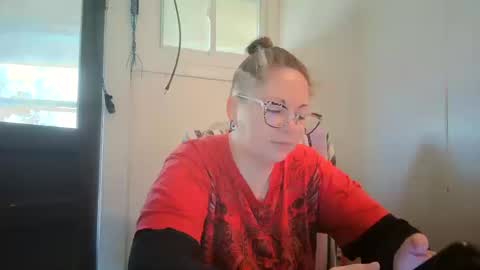 Snapshot of hippihope420 chatting on October 11, 6:54 pm Bella online show from October 11, 6:54 pm