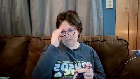 Snapshot of hippihope420 chatting on February 20, 11:10 pm Bella online show from February 20, 11:10 pm