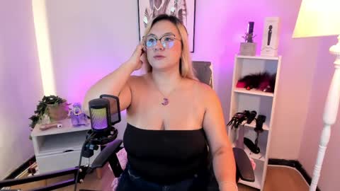 Hollie online show from April 6, 12:06 pm