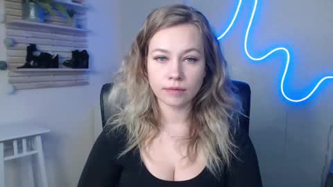 Snapshot of holly_bb95 chatting on January 7, 4:29 am Holly online show from January 7, 4:29 am