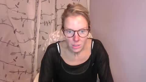 holly_bourbon online show from December 2, 2:24 am