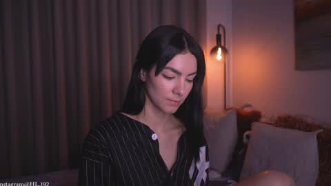 Holly Linder online show from April 1, 2:01 am