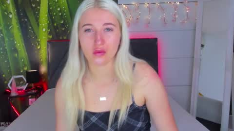 HollyTaillor online show from September 30, 6:08 am