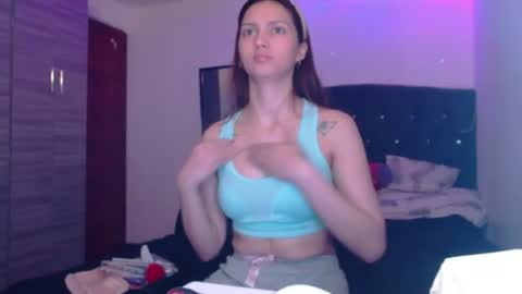 holy_julii online show from June 30, 3:39 am