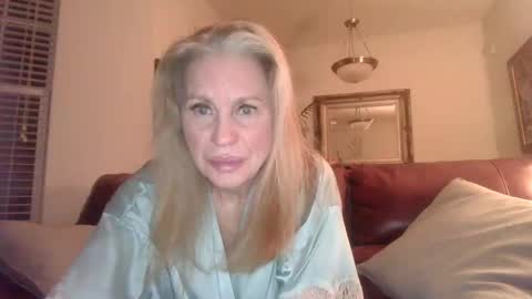 Snapshot of hotblondemilf1962 chatting on January 18, 10:17 am hotblondemilf1962 online show from January 18, 10:17 am