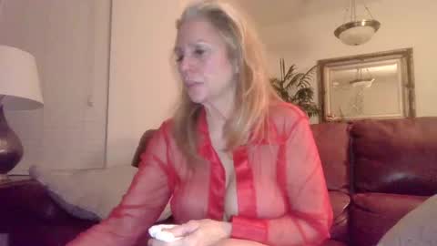 Snapshot of hotblondemilf1962 chatting on January 24, 10:00 am hotblondemilf1962 online show from January 24, 10:00 am