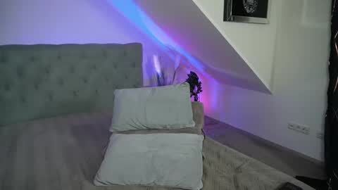 hotmilfbitch online show from April 19, 9:06 pm