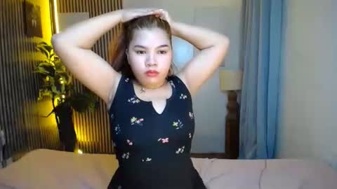 Snapshot of hotz_babe chatting on October 18, 8:28 am Brielle online show from October 18, 8:28 am